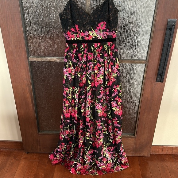 Marchesa Notte
Embroidered Lace Gown size 6 long. - Picture 8 of 14